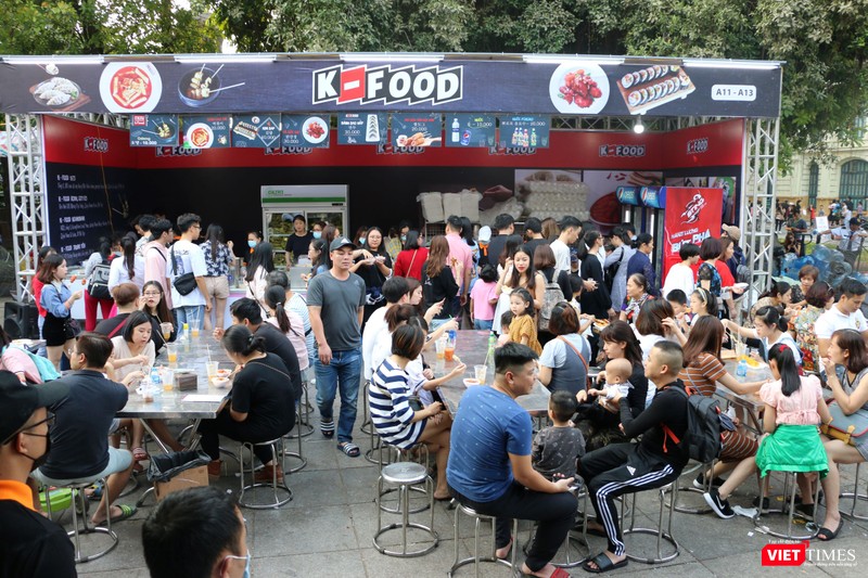 Gian hàng K-Food chật cứng thực khách