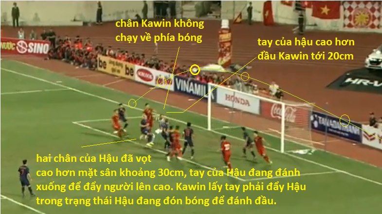 Kawin không phán đoán được hướng bóng nên lao bừa vào Hậu để cản phá Kawin không phán đoán được hướng bóng nên lao bừa vào Hậu để cản phá