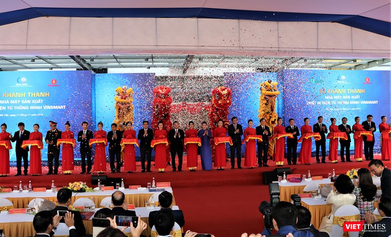 Chủ tịch Quốc hội Nguyễn Thị Kim Ngân và lãnh đạo một số Bộ, ngành cắt băng khánh thành nhà máy sản xuất thiết bị thông minh Vsmart ngày 23/11/2019