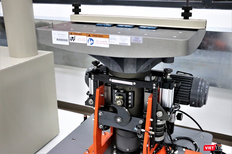 Thiết bị thử khả năng chống rung xóc của sản phẩm (màu xanh dương là điện thoại Vsmart). Đây là công đoạn thử độ bền của mối hàn
