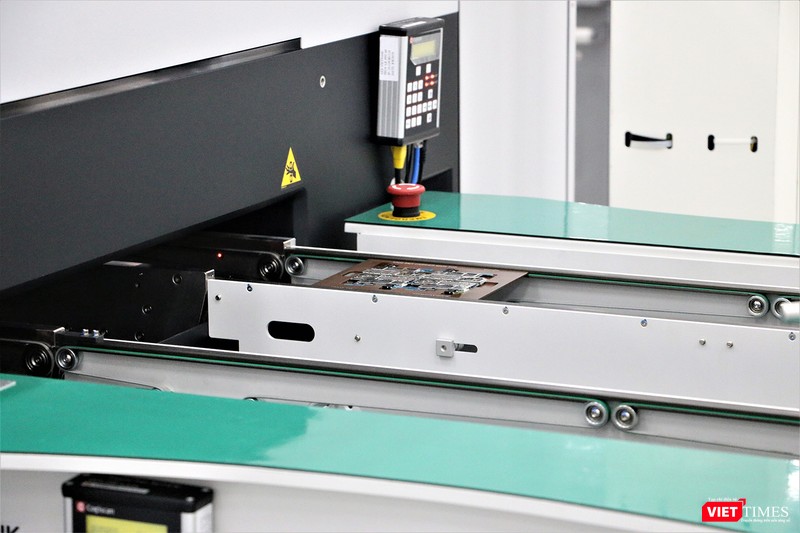 Mỗi ngày, dây chuyền tự động này có thể lắp ráp được 13.000 bo mạch