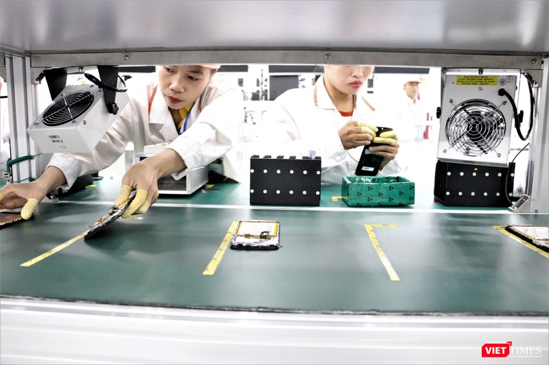 Ráp pin và một số linh kiện vào bảng mạch chính