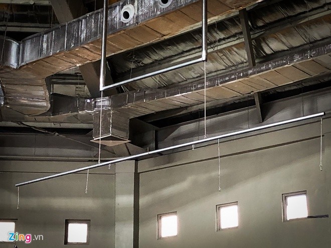 Khung treo quốc kỳ trống không tại nhà thi đấu Ninoy Aquino (ảnh: Zing.vn) Khung treo quốc kỳ trống không tại nhà thi đấu Ninoy Aquino (ảnh: Zing.vn)