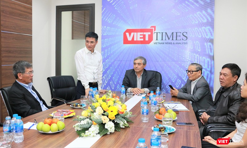 Nhà báo Đinh Văn Hải - Chủ nhiệm Tạp chí điện tử VietTimes báo cáo.