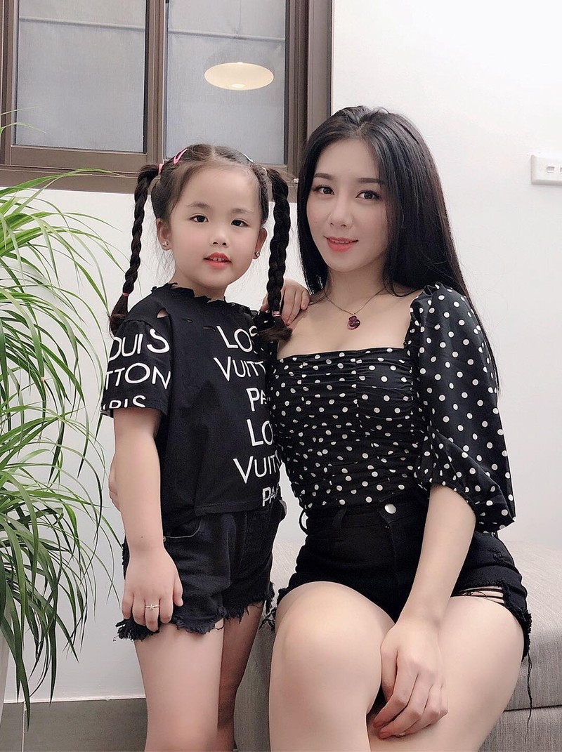 Diễn viên Mỹ Linh chụp ảnh cùng bé Moon Diễn viên Mỹ Linh chụp ảnh cùng bé Moon