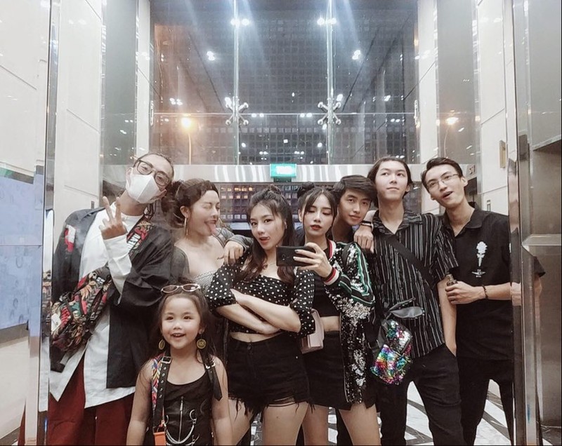 Các thành viên đoàn làm phim kênh H.O (ảnh NVCC) Các thành viên đoàn làm phim kênh H.O (ảnh NVCC)