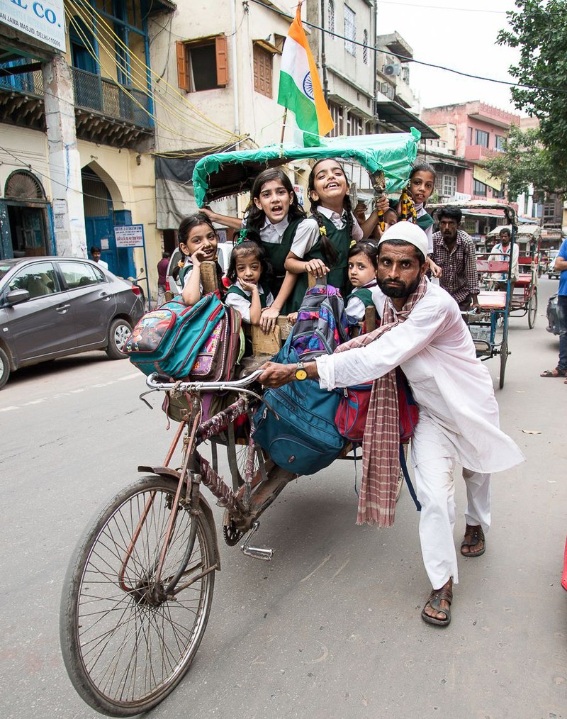 Xích lô là phương tiện đến trường của nhiều trẻ em Ấn Độ Xích lô là phương tiện đến trường của nhiều trẻ em Ấn Độ