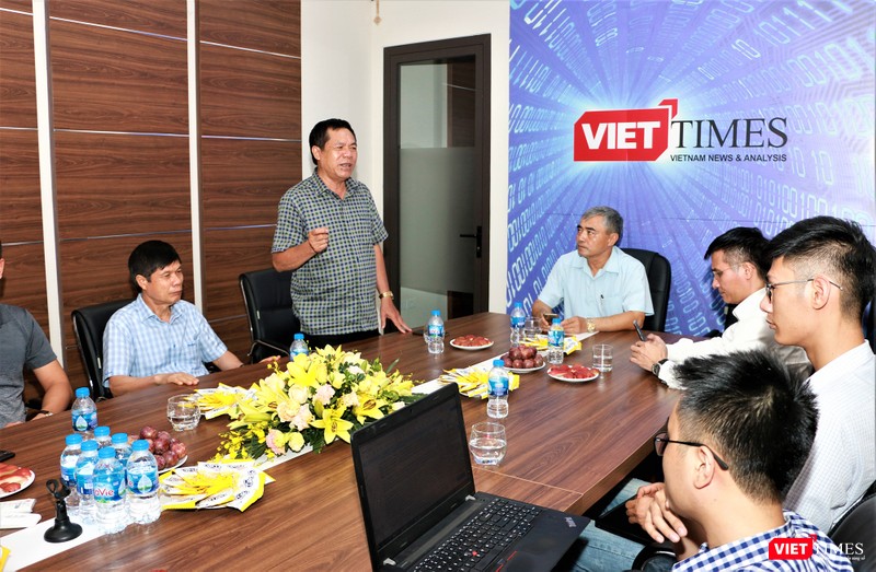 ông Lê Đức Sảo - Phó Tổng biên tập phụ trách Tạp chí điện tử VietTimes báo cáo với Chủ tịch Nguyễn Minh Hồng tình hình hoạt động của Tạp chí thời gian qua ông Lê Đức Sảo - Phó Tổng biên tập phụ trách Tạp chí điện tử VietTimes báo cáo với Chủ tịch Nguyễn Minh Hồng tình hình hoạt động của Tạp chí thời gian qua