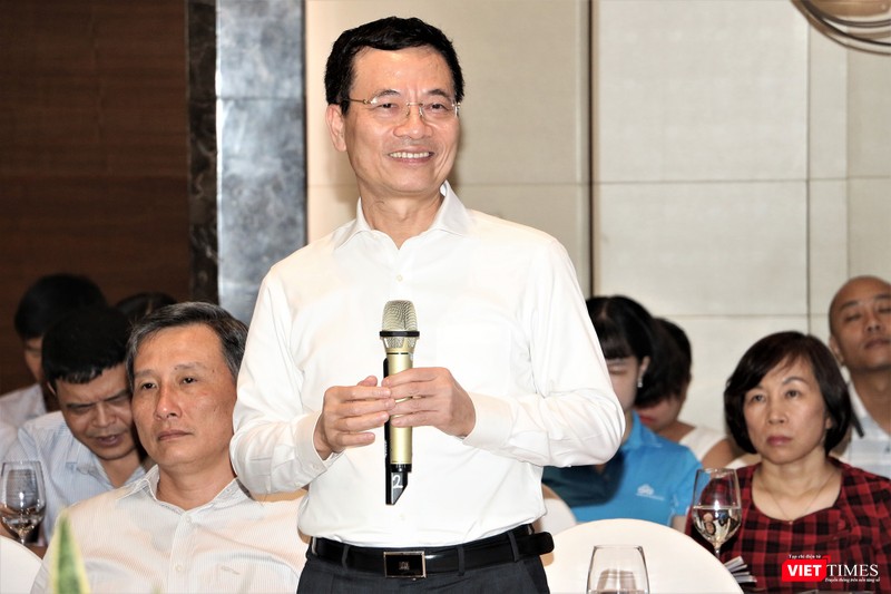 Bộ trưởng Nguyễn Mạnh Hùng cho rằng xây dựng chính quyền số nên bắt đầu từ đáy, tức là từ những yếu tố nhỏ nhất, bắt đầu từ cấp xã, sau đó lên cấp huyện, thành phố (ảnh: Đăng Khoa) Bộ trưởng Nguyễn Mạnh Hùng cho rằng xây dựng chính quyền số nên bắt đầu từ đáy, tức là từ những yếu tố nhỏ nhất, bắt đầu từ cấp xã, sau đó lên cấp huyện, thành phố (ảnh: Đăng Khoa)