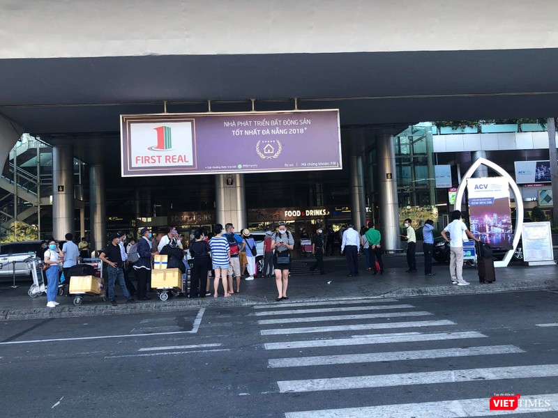 Hình ảnh tại ga đến (Arrivals) Hình ảnh tại ga đến (Arrivals)