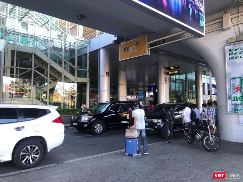 Hình ảnh tại ga đến (Arrivals) Hình ảnh tại ga đến (Arrivals)