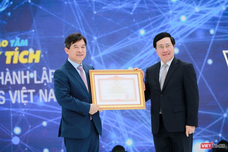 Phó Thủ tướng, Bộ trưởng Ngoại giao Phạm Bình Minh trao tặng hoa và bằng khen cho công ty Samsung Electronics tại lễ kỷ niệm 10 năm thành lập Samsung Electronics tại Việt Nam. Phó Thủ tướng, Bộ trưởng Ngoại giao Phạm Bình Minh trao tặng hoa và bằng khen cho công ty Samsung Electronics tại lễ kỷ niệm 10 năm thành lập Samsung Electronics tại Việt Nam.