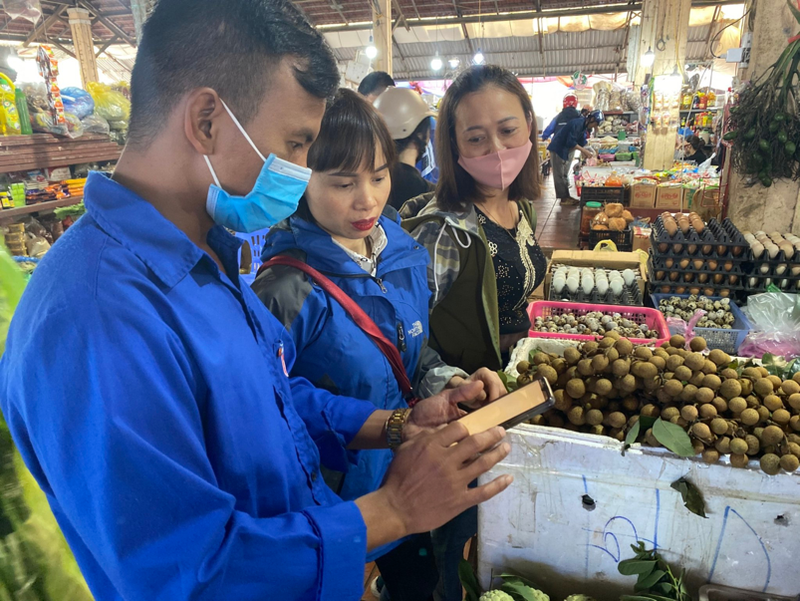 Đoàn thanh niên tuyên truyền cài đặt Bluezone tại chợ Sapa Đoàn thanh niên tuyên truyền cài đặt Bluezone tại chợ Sapa