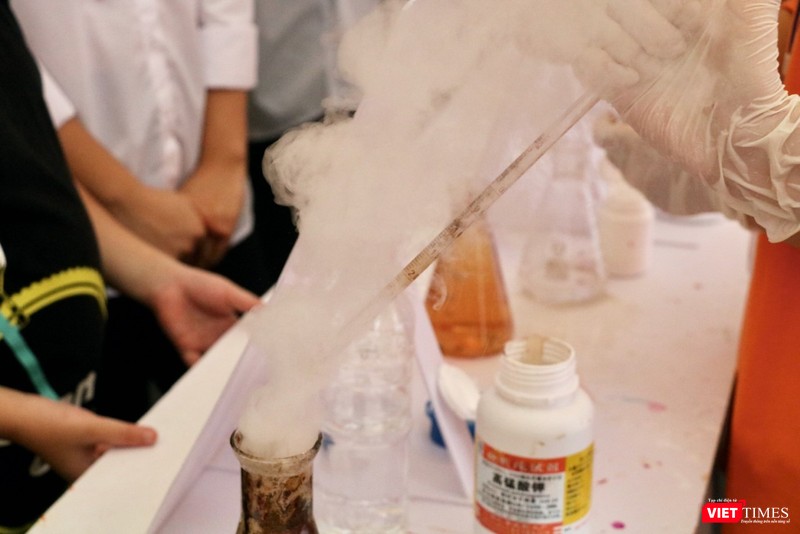 Thí nghiệm hóa học tại sự kiện Thí nghiệm hóa học tại sự kiện