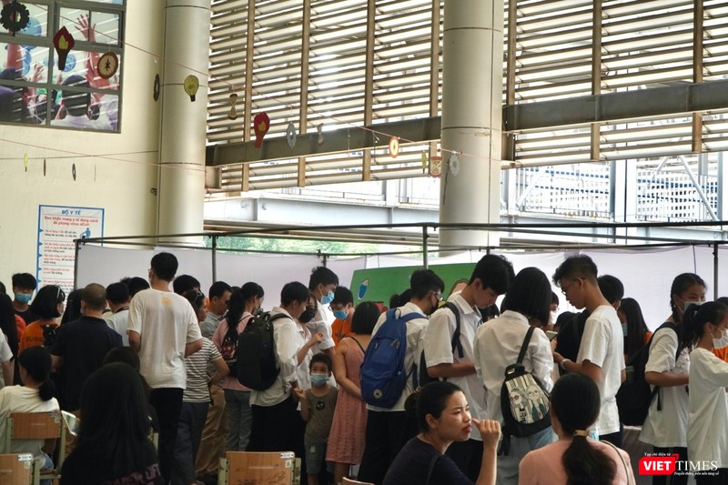 Sự kiện Science Tornado thu hút nhiều học sinh và phụ huynh đến tham dự. Sự kiện Science Tornado thu hút nhiều học sinh và phụ huynh đến tham dự.