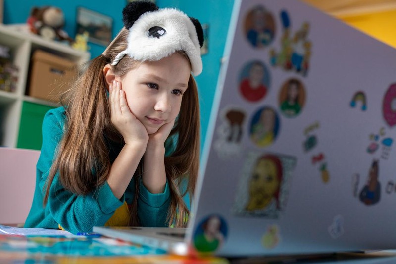 Zlata, 7 tuổi, học tại nhà riêng ở Kyev, Ukraine. Môn học yêu thích của em là nghệ thuật và em thích vẽ mèo và gấu trúc (ảnh: UNICEF) Zlata, 7 tuổi, học tại nhà riêng ở Kyev, Ukraine. Môn học yêu thích của em là nghệ thuật và em thích vẽ mèo và gấu trúc (ảnh: UNICEF)