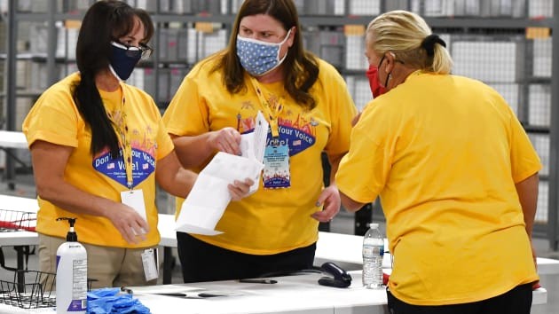 Các nhân viên đang xử lý tài liệu tại phòng bỏ phiếu ở Quận Clark, Bắc Las Vegas, Nevada sau khi các phòng bỏ phiếu này đóng cửa vào ngày 3 tháng 11 năm 2020 (ảnh Getty Images) Các nhân viên đang xử lý tài liệu tại phòng bỏ phiếu ở Quận Clark, Bắc Las Vegas, Nevada sau khi các phòng bỏ phiếu này đóng cửa vào ngày 3 tháng 11 năm 2020 (ảnh Getty Images)