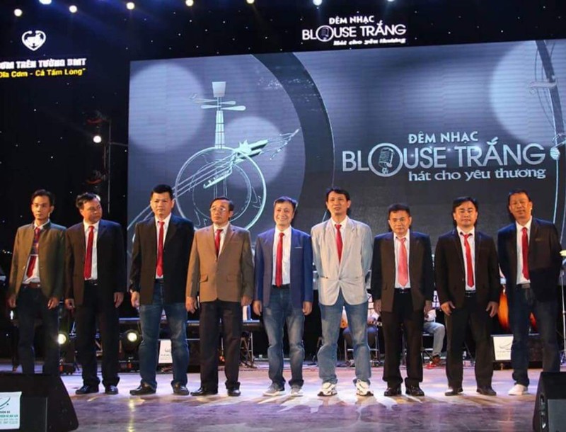 9 thành viên trong Ban điều hành quỹ từ thiện đứng trên sân khấu trong đêm nhạc kỷ niệm 2 năm thành lập (ảnh: NVCC)