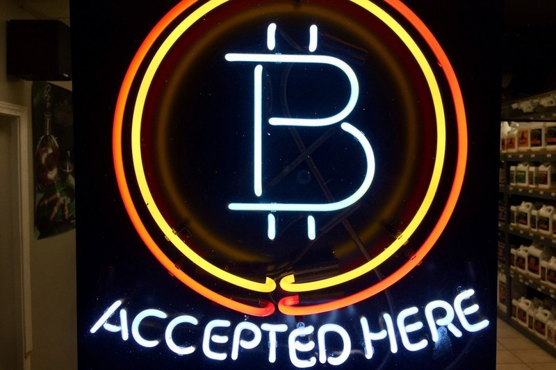 Một bảng hiệu tại một cửa hàng ở Hillsboro, Oregon cho thấy Bitcoin được chấp nhận thanh toán tại đó (ảnh: AP)