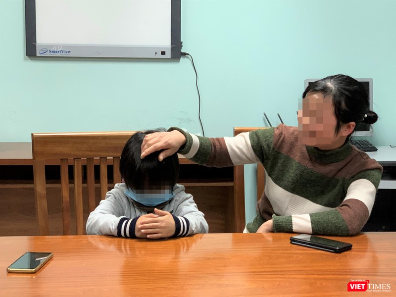 Nụ cười của mẹ bé HV khi con đã được cải thiện về tăng trưởng sau 1 năm điều trị tại Bệnh viện Nhi Trung ương