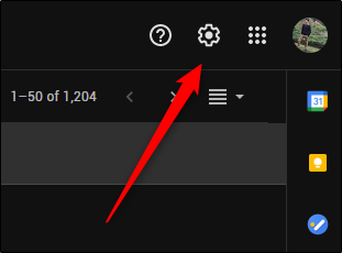 Để thay đổi tên hiển thị trên Gmail, hãy đăng nhập vào tài khoản trên trình duyệt máy tính, sau đó nhấp vào biểu tượng bánh răng để mở menu “Settings”.