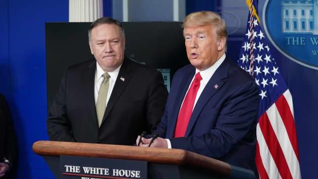 Ngoại trưởng Hoa Kỳ Mike Pompeo theo dõi Tổng thống Hoa Kỳ Donald Trump phát biểu trong cuộc họp báo về COVID-19, ngày 8 tháng 4 năm 2020 ở Washington, DC (ảnh AFP)