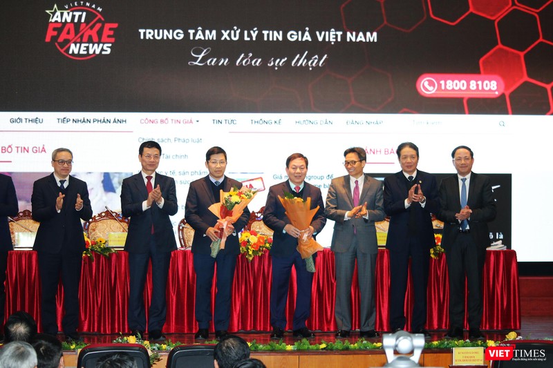 Phó Thủ tướng Vũ Đức Đam và Bộ trưởng Nguyễn Mạnh Hùng dự lễ ra mắt Trung tâm Xử lý Tin giả Việt Nam sáng 12/1 Phó Thủ tướng Vũ Đức Đam và Bộ trưởng Nguyễn Mạnh Hùng dự lễ ra mắt Trung tâm Xử lý Tin giả Việt Nam sáng 12/1