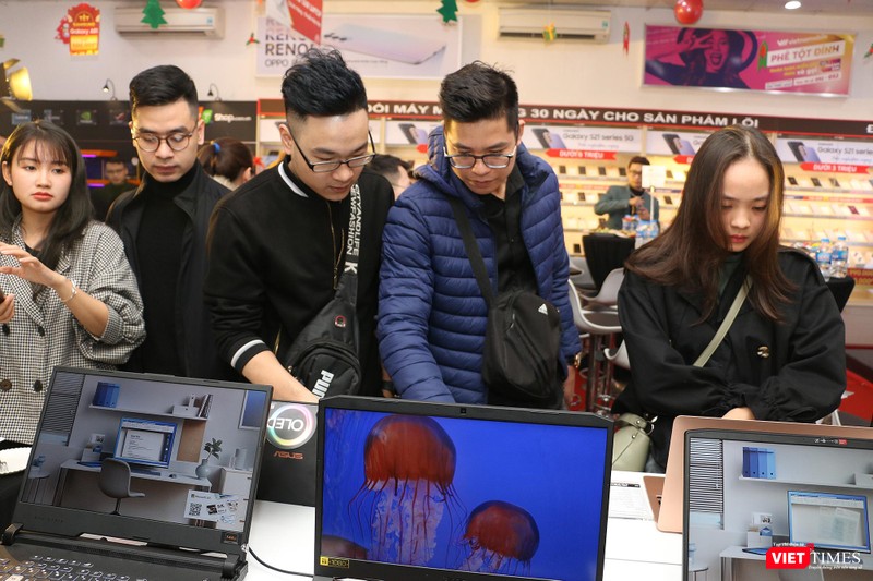 Khách hàng trải nghiệm các mẫu laptop tại FPT Shop Khách hàng trải nghiệm các mẫu laptop tại FPT Shop