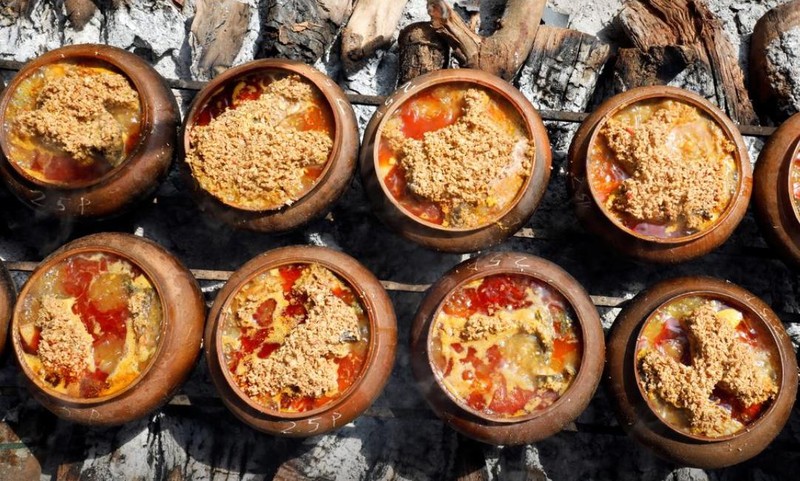 Cá trắm đen kho là món ăn truyền thống dịp Tết ở miền Bắc Việt Nam (ảnh: Reuters) Cá trắm đen kho là món ăn truyền thống dịp Tết ở miền Bắc Việt Nam (ảnh: Reuters)