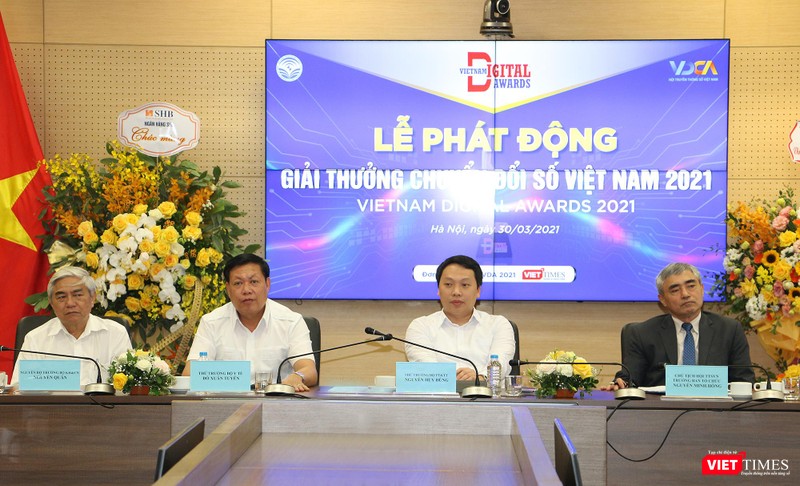 Thứ trưởng Bộ Y tế Đỗ Xuân Tuyên, Thứ trưởng Bộ Thông tin và Truyền thông Nguyễn Huy Dũng, nguyên Bộ trưởng Bộ KHCN Nguyễn Quân và nguyên Thứ trưởng Bộ TT&TT Nguyễn Minh Hồng tại buổi họp báo. Thứ trưởng Bộ Y tế Đỗ Xuân Tuyên, Thứ trưởng Bộ Thông tin và Truyền thông Nguyễn Huy Dũng, nguyên Bộ trưởng Bộ KHCN Nguyễn Quân và nguyên Thứ trưởng Bộ TT&TT Nguyễn Minh Hồng tại buổi họp báo.