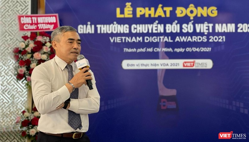 Ông Nguyễn Minh Hồng - Chủ tịch Hội Truyền thông số Việt Nam phát biểu khai mạc họp báo phát động Giải thưởng Chuyển đổi số 2021 tại TP.HCM sáng 1/4 (Ảnh: Hữu Vinh)