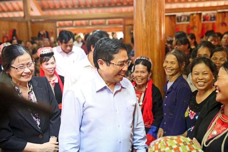 ông Phạm Minh Chính trò chuyện với người dân xã Bằng Cả, huyện Hoành Bồ, tỉnh Quảng Ninh (ảnh: Hùng Sơn) ông Phạm Minh Chính trò chuyện với người dân xã Bằng Cả, huyện Hoành Bồ, tỉnh Quảng Ninh (ảnh: Hùng Sơn)