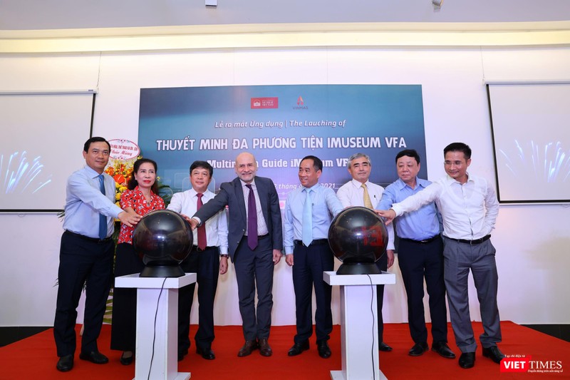 Các quan chức của Bộ Văn hóa Thể thao và Du lịch, Đại diện sứ quán Italia, Trung Quốc, đại diện Hội Truyền thông số Việt Nam bấm nút khai trương ứng dụng iMuseum VFA Các quan chức của Bộ Văn hóa Thể thao và Du lịch, Đại diện sứ quán Italia, Trung Quốc, đại diện Hội Truyền thông số Việt Nam bấm nút khai trương ứng dụng iMuseum VFA