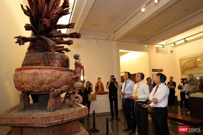 Các đại biểu tham gia trải nghiệm ứng dụng iMuseum. Các đại biểu tham gia trải nghiệm ứng dụng iMuseum.
