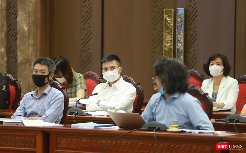 Ông Đinh Văn Hải (giữa) - Chủ nhiệm Tạp chí điện tử VietTimes Ông Đinh Văn Hải (giữa) - Chủ nhiệm Tạp chí điện tử VietTimes