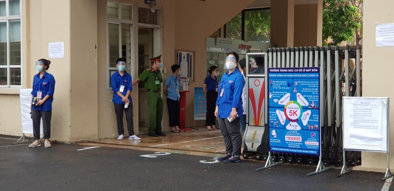 Lực lượng công an và thanh niên tình nguyện làm công tác bảo vệ tại điểm thi