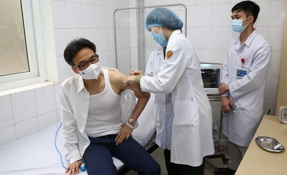 Phó Thủ tướng Vũ Đức Đam tiêm thử nghiệm vaccine Nano Covax ngày 26/3/2021 (ảnh: VOV) Phó Thủ tướng Vũ Đức Đam tiêm thử nghiệm vaccine Nano Covax ngày 26/3/2021 (ảnh: VOV)