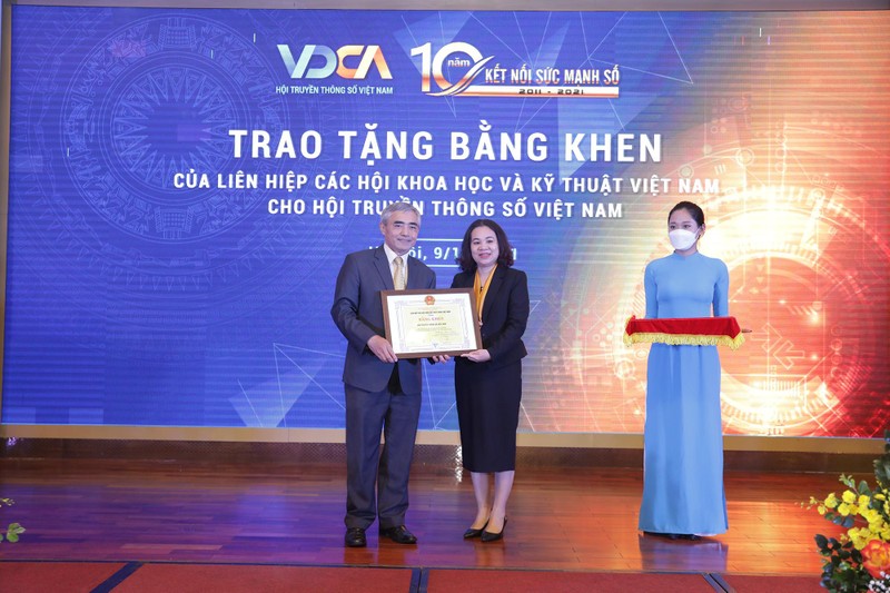 Liên hiệp các Hội Khoa học Kỹ thuật Việt Nam trao tặng bằng khen cho Hội Truyền thông số Việt Nam