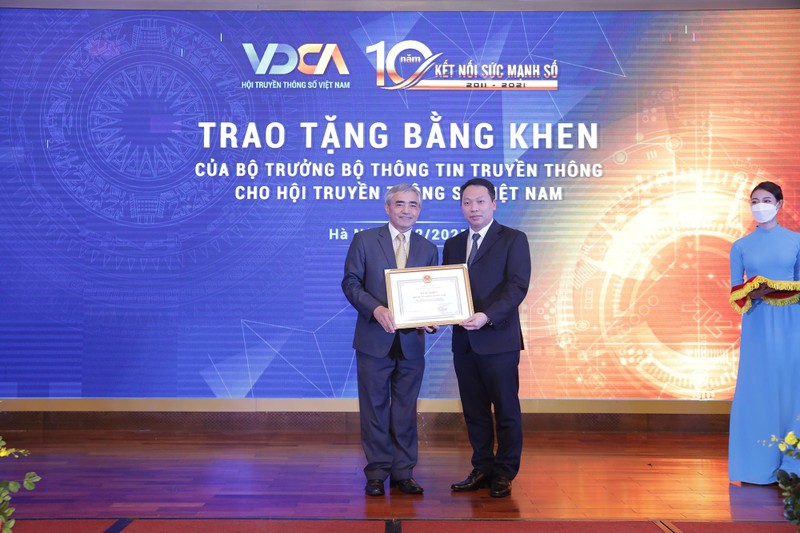 Chủ tịch VDCA Nguyễn Minh Hồng nhận bằng khen của Bộ trưởng Bộ Thông tin và Truyền thông