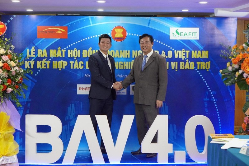 ông Phạm Hồng Quất (bên phải) - Cục trưởng Cục phát triển thị trường và Doanh nghiệp Khoa học Công nghệ (Bộ KH&CN) chúc mừng đại diện mạng xã hội Vibook ông Phạm Hồng Quất (bên phải) - Cục trưởng Cục phát triển thị trường và Doanh nghiệp Khoa học Công nghệ (Bộ KH&CN) chúc mừng đại diện mạng xã hội Vibook