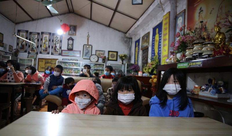 Các em nhỏ chăm chú theo dõi bộ phim Các em nhỏ chăm chú theo dõi bộ phim