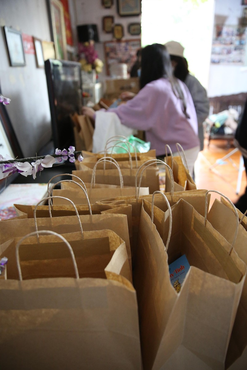 Những túi quà mà CLB La'Cinéma dành cho các em nhỏ tại Trung tâm dạy nghề Quỳnh Hoa Những túi quà mà CLB La'Cinéma dành cho các em nhỏ tại Trung tâm dạy nghề Quỳnh Hoa