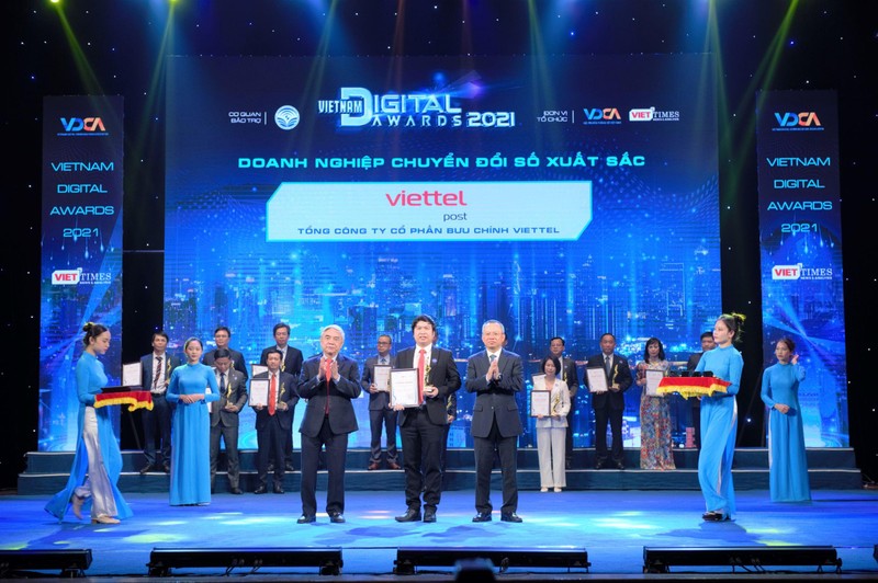 Ông Nguyễn Hoàng Long - Phó Tổng Giám đốc Viettel Post - nhận giải thưởng Chuyển đổi số Việt Nam 2021 Ông Nguyễn Hoàng Long - Phó Tổng Giám đốc Viettel Post - nhận giải thưởng Chuyển đổi số Việt Nam 2021