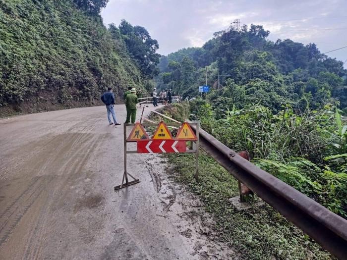 Đoạn đường xe đầu kéo bị rơi xuống vực (ảnh Báo giao thông)