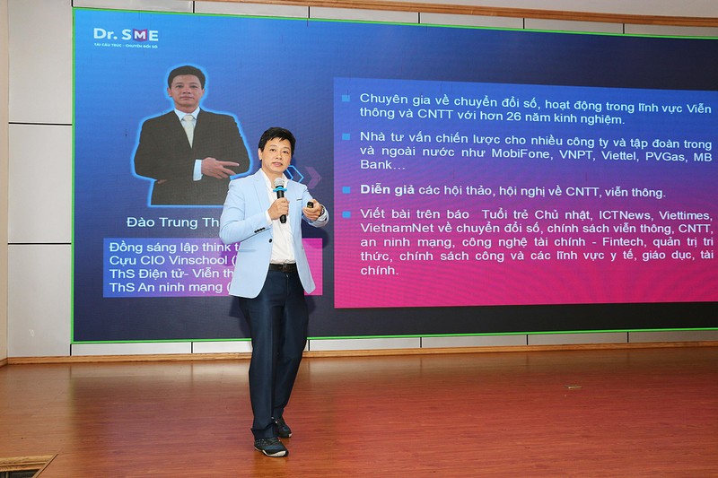 Chuyên gia chuyển đổi số Đào Trung Thành thuyết trình tại hội thảo (ảnh Đăng Khoa)