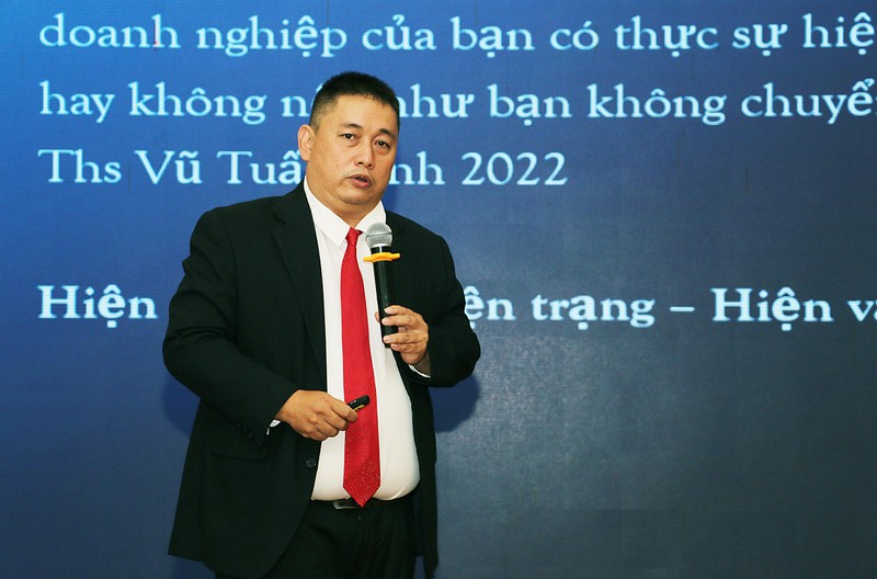 ông Vũ Tuấn Anh - Phó Giám đốc công ty DrSME trình bày tham luận về chuyển đổi số tại doanh nghiệp (ảnh Đăng Khoa)