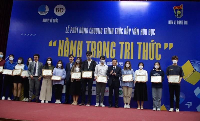 Trao tặng học bổng cho sinh viên khởi nghiệp