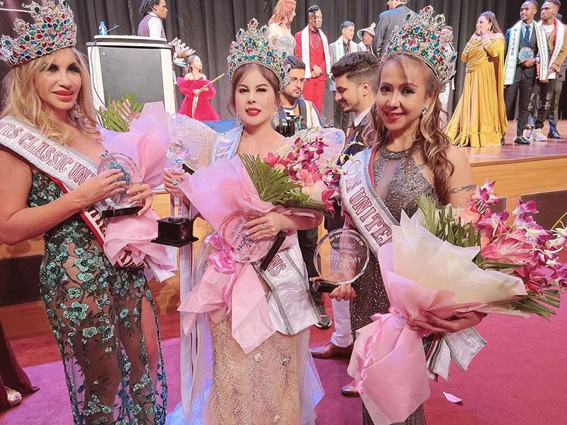 Hiện vật kỷ niệm trên tay bà Quỳnh và các thí sinh đạt giải có hình ảnh kỷ niệm 10 năm của cuộc thi giống với logo trên fanpage cuộc thi