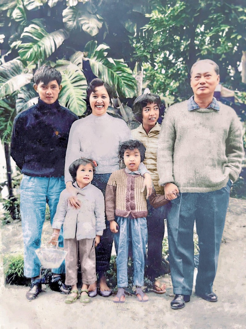 GS Tôn Thất Tùng và người con của ông là GS Tôn Thất Bách (áo sẫm màu)