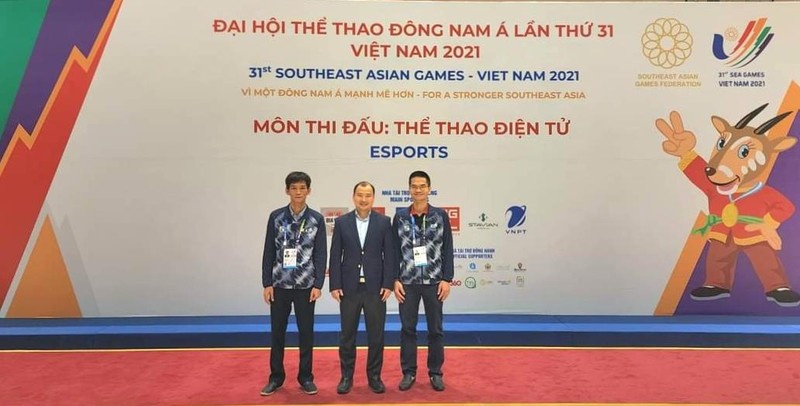 Ông Lê Hải Bình (đứng giữa) - Phó Trưởng ban Tuyên giáo Trung ương tới dự khán các nội dung thi đấu eSports
